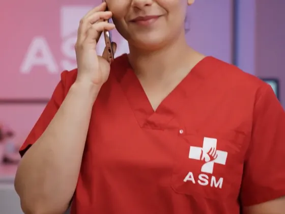 ASM-Mitarbeiterin am Telefon